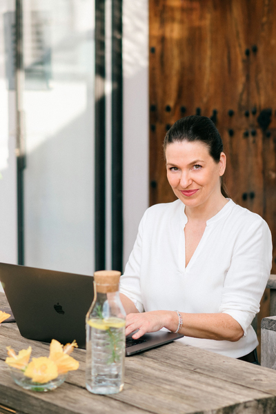 Hypnose Coach: Britta am Laptop