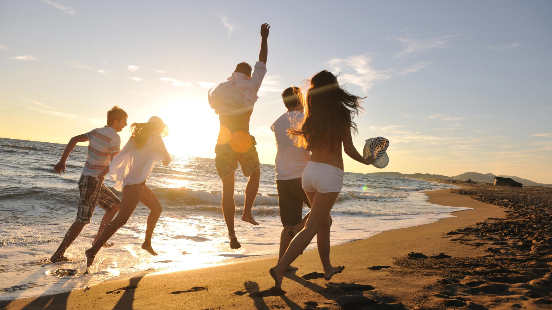 Longevity für Frauen: Menschen am Strand